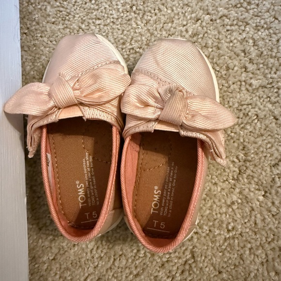 TOMS Toddler Moccasins with Pink Bow - Picture 1 of 8